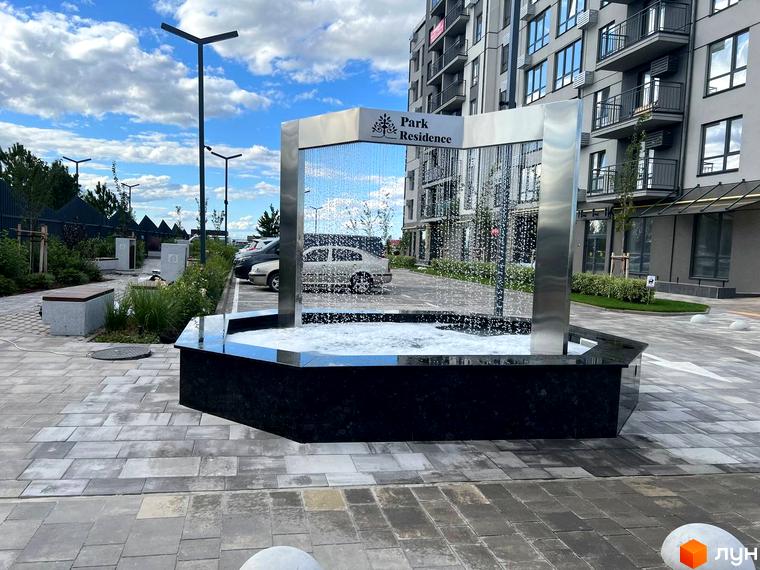 Житловий комплекс Park Residence з фонтаном та зоною відпочинку. Сучасна архітектура та доглянута прибудинкова територія.