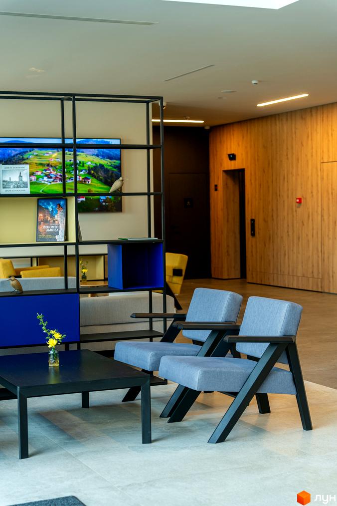 Апарт-комплекс Kristal Plaza: інтер'єр лобі з диванами, кріслами та журнальним столиком. Сучасні меблі та оздоблення створюють комфортну атмосферу.