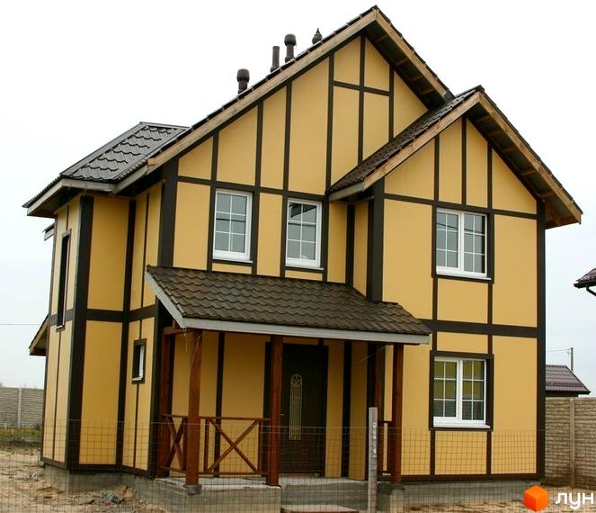 Котеджне містечко Королівський сад: двоповерховий будинок з жовтим фасадом та коричневим дахом. Навколо паркан та огорожа.