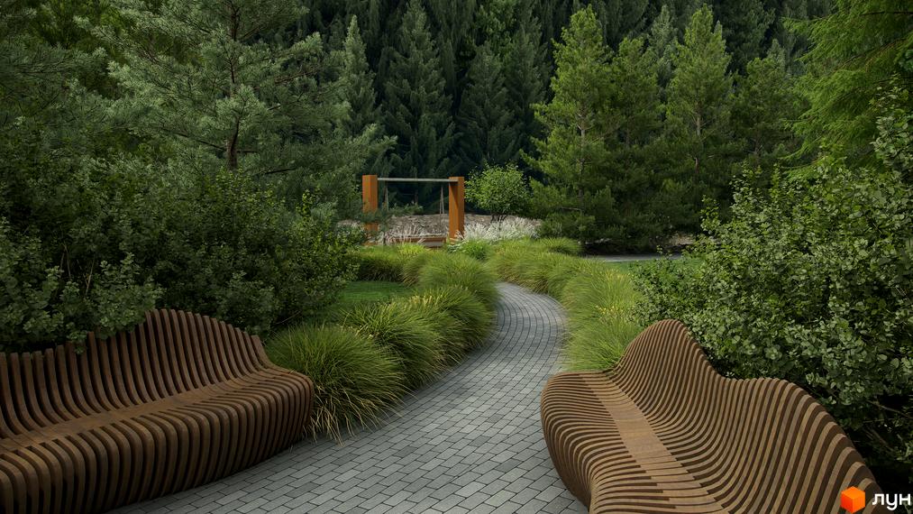 Зона відпочинку в житловому комплексі Green Rest з дерев'яними лавами та доріжкою серед зелені. На задньому плані видно гойдалку та хвойні дерева.