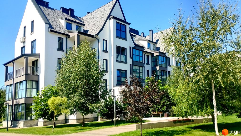 Зовнішній вигляд новобудови ЖК Desna Park Residence з елементами сучасної архітектури та зеленою прибудинковою територією з деревами та зонами відпочинку.
