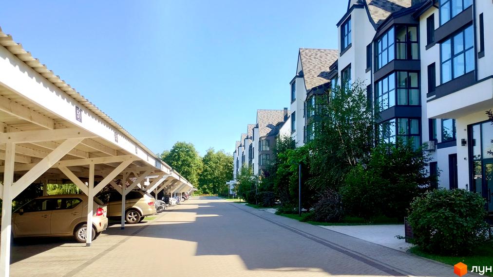 Житловий комплекс Desna Park Residence з паркінгом та зеленими зонами. Сучасна архітектура будинків з великими вікнами.
