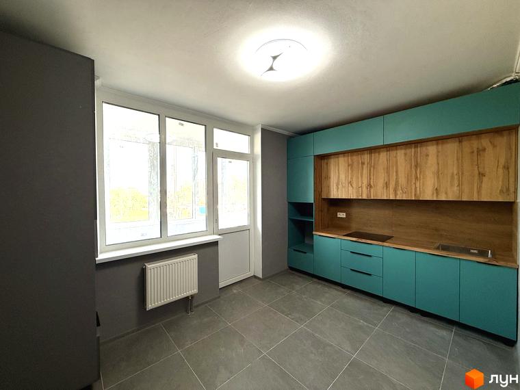 Сучасна кухня з бірюзовими фасадами та дерев'яними елементами в новобудові ЖК Центр. Великі вікна забезпечують багато природного світла.