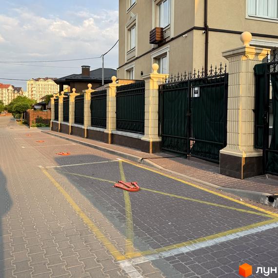 Житловий комплекс Cappuccino House: фасади будівель та огороджена територія з паркомісцями. Зовнішній вигляд новобудови та прибудинкової території.