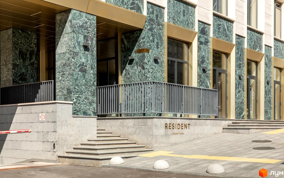 Фасад житлового комплексу Resident Concept House з мармуровими колонами та золотими елементами. Перед будинком розташовані сходи та пандус.