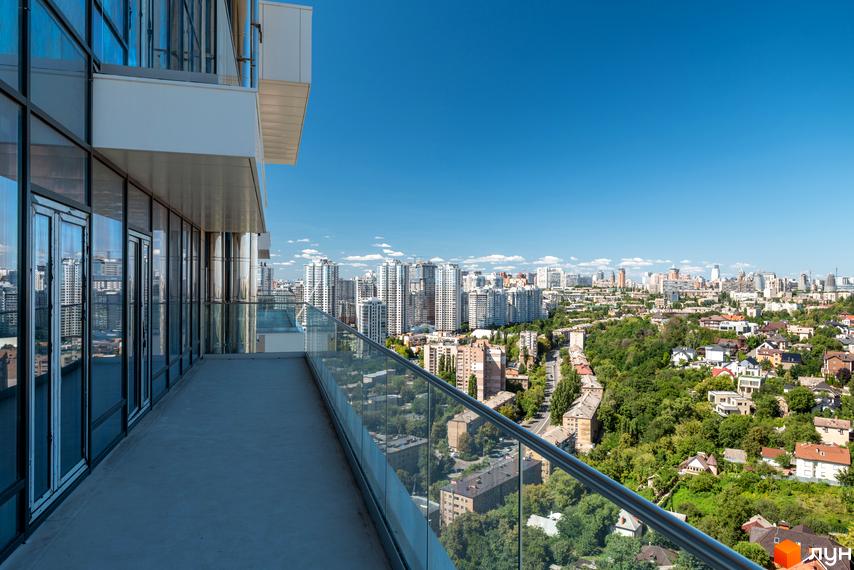Вид з балкона на місто з новобудови ЖК Edelweiss House. Сучасні будинки та зелені зони міста.