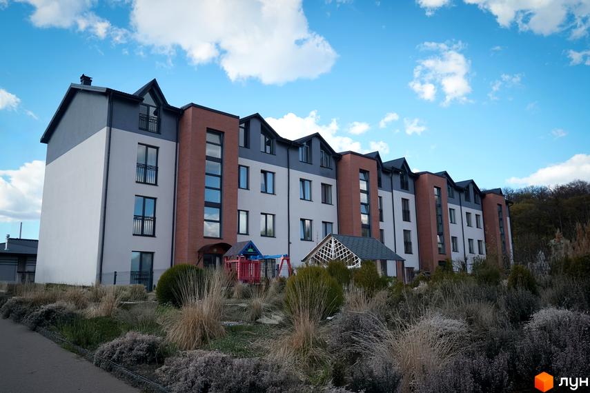 Житловий комплекс Амстердам - це сучасна новобудова з цегляним фасадом та великими вікнами. Територія навколо будинку озеленена та облаштована дитячим майданчиком.