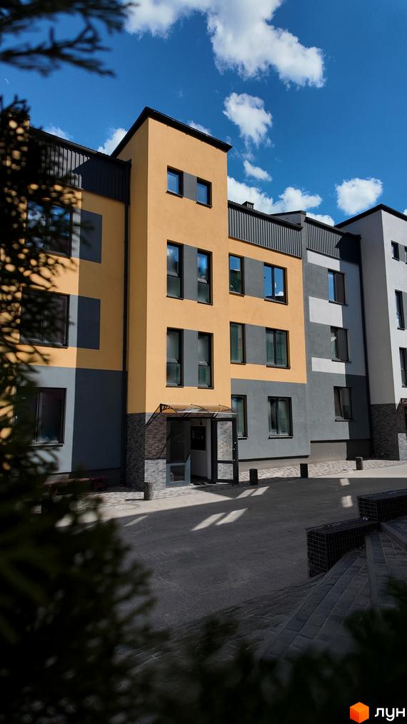 Житловий комплекс Вілла Італія – фасади будівель у жовто-сірих тонах, вікна, вхідна група та прибудинкова територія.