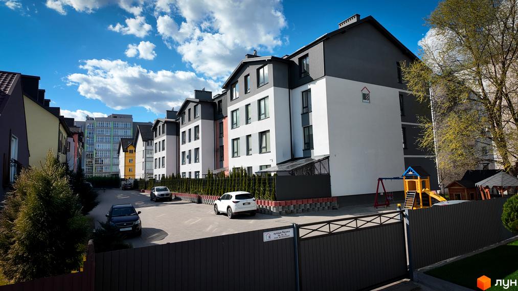 Житловий комплекс Флоренція: сучасні будинки з білими та сірими фасадами, дитячий майданчик та парковка.