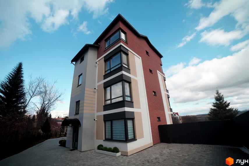 Житловий комплекс Вілла Венеція - це сучасна новобудова з цегляним фасадом та великими вікнами. Прибудинкова територія облаштована бруківкою та зеленими насадженнями.