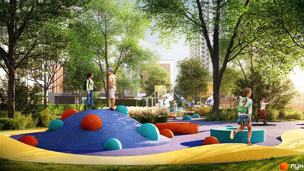 Житловий комплекс Sister: дитячий майданчик із гірками та зонами для ігор на тлі багатоповерхових будинків та дерев. Територія новобудови з елементами ландшафтного дизайну.