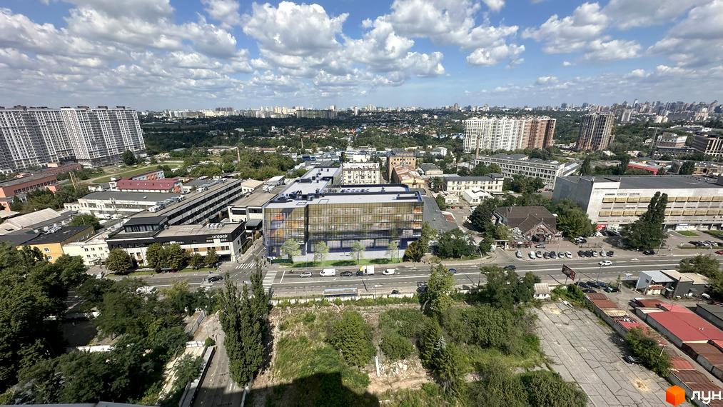 M6 Urban Residence - новобудова з скляним фасадом та зеленими насадженнями навколо. Вид на міський пейзаж з багатоповерхівками та міською інфраструктурою.