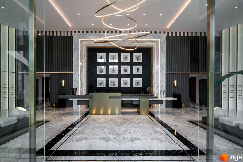 Інтер'єр лобі житлового комплексу Linden Luxury Residences з мармуровою підлогою та картинами на стіні. Сучасний дизайн та елегантне освітлення.