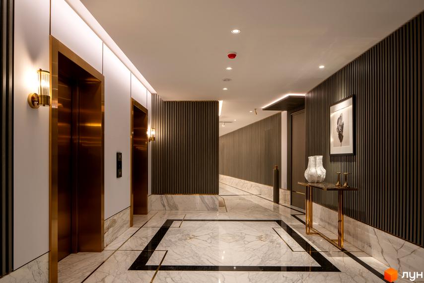 Linden Luxury Residences: елегантний хол з мармуровою підлогою, золотими ліфтами та вишуканим декором. Сучасний дизайн інтер'єру новобудови.