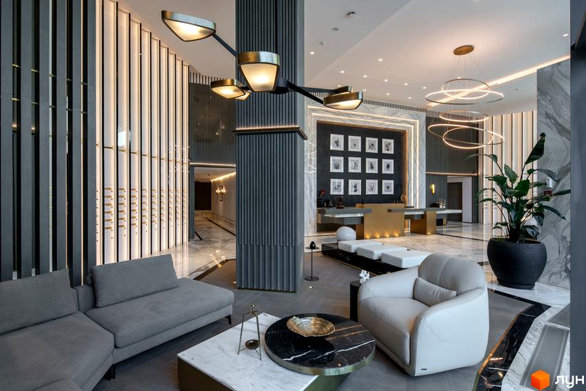 Linden Luxury Residences: хол з диванами, кріслом, журнальним столиком та рослиною. Дизайн інтер'єру новобудови.