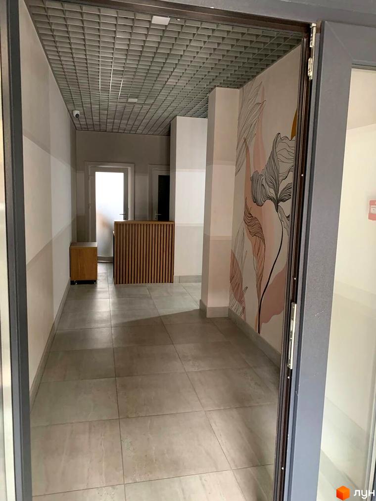 Будинок на Маланова: коридор з декоративною стіною та стійкою ресепшн. Сучасний дизайн інтер'єру.