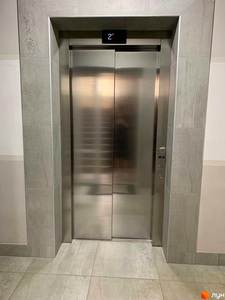Зовнішній вигляд ліфта в новобудові Будинок на Маланова. Сучасний дизайн фасаду та оздоблення.