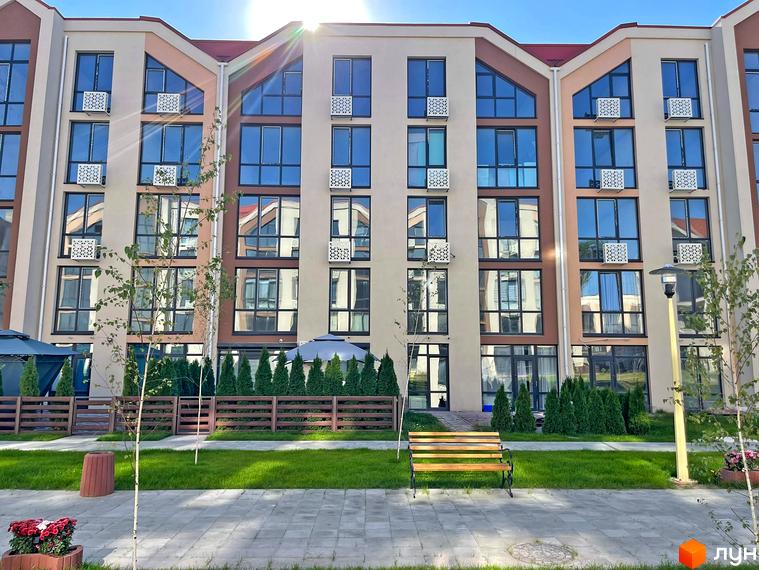Зовнішній вигляд будинку ЖК Smart Residence з великими вікнами та балконами. Прибудинкова територія з ландшафтним дизайном та зоною відпочинку.