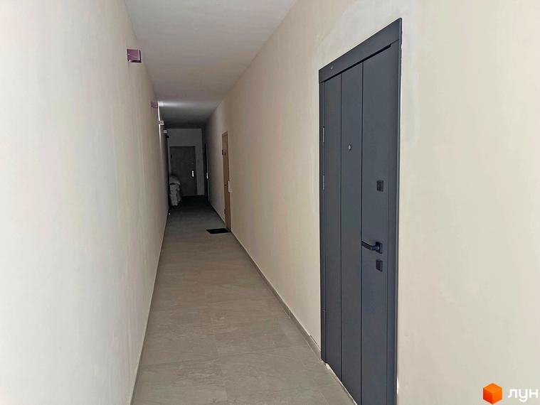 Комплекс Smart Residence: коридор з дверима та оздобленням стін. Зовнішній вигляд новобудови.