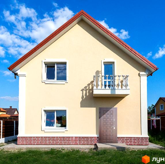 Двоповерховий будинок у Котеджному містечку Garden Street з балконом. Навколо будинку зелена трава та інші будівлі.