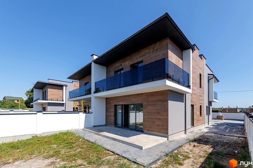 Дуплекси на Похилій: двоповерхові будинки з коричневим фасадом та скляними балконами. Прибудинкова територія з бруківкою та зеленню.