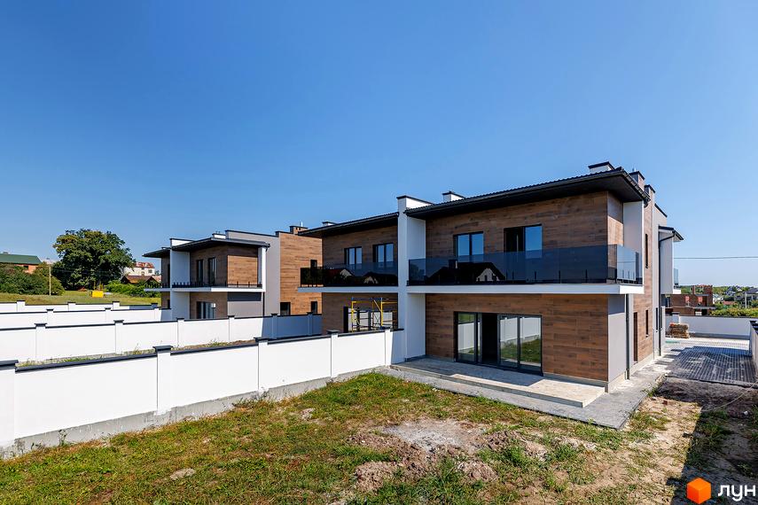 Дуплекси на Похилій: фасади будинків з дерев'яним оздобленням та скляними балконами, огороджена територія.