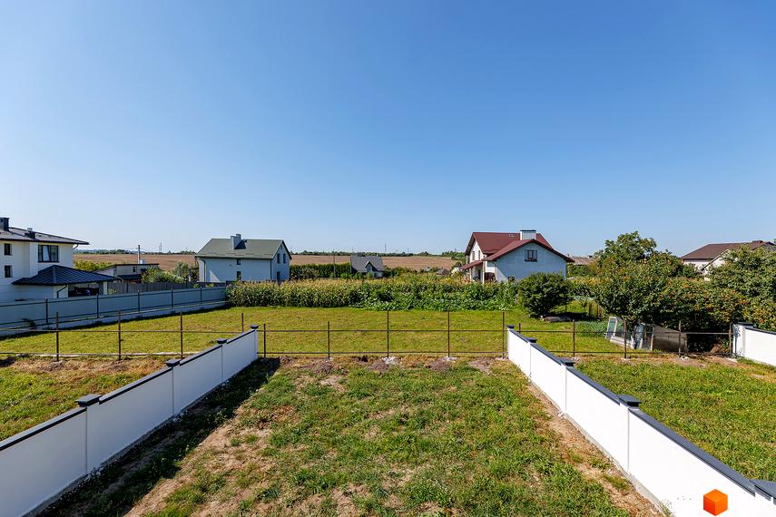 Дуплекси на Похилій: зовнішній вигляд будинків та прибудинкова територія з зеленим газоном та парканом.