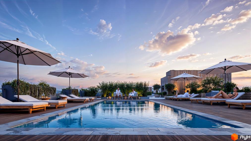 Житловий комплекс Центр: відпочинок біля басейну на даху з шезлонгами та парасолями на фоні хмарного неба.