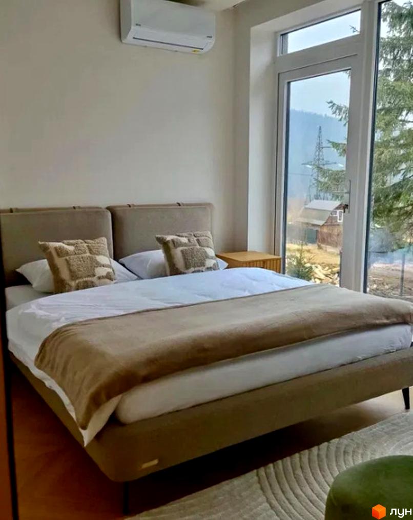 Спальня в КМ Solomon Residence з панорамним вікном та видом на гори. Затишна атмосфера та комфорт для відпочинку.