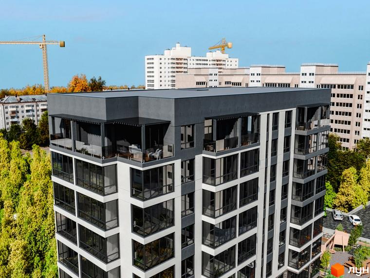 Новобудова ЖК Перемога з панорамними вікнами та балконами, оточена деревами. Поруч видно будівельний кран та автомобілі.