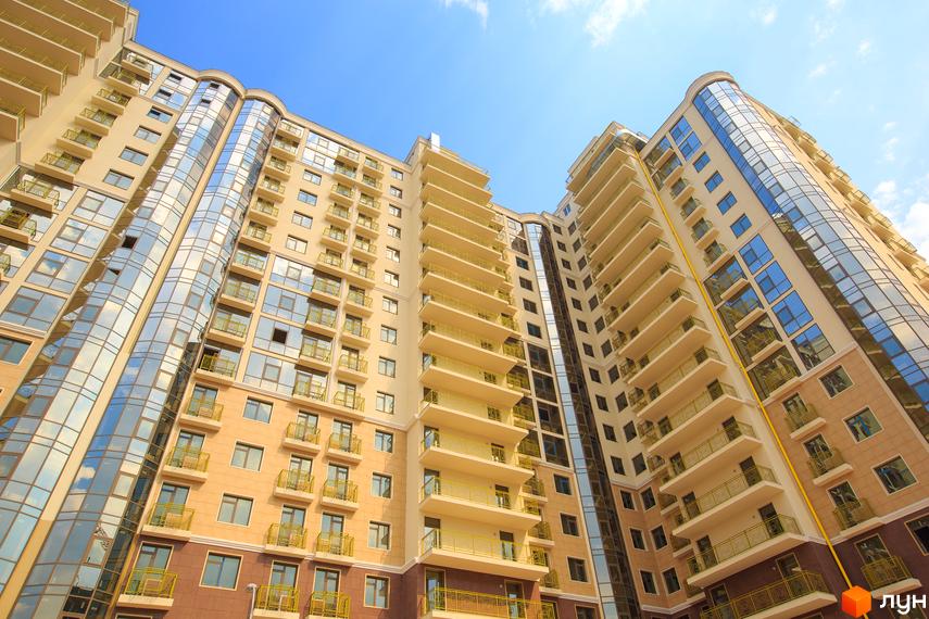 Житловий комплекс Третья Жемчужина з сучасними балконами та великими вікнами, оточений зеленою прибудинковою територією.