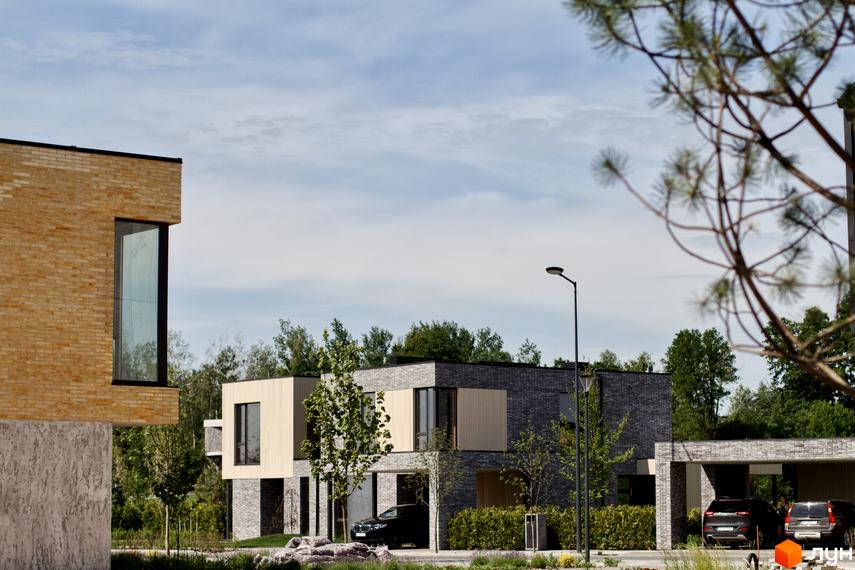 Котеджне містечко О.Краса: сучасні будинки з цегли та дерева, прибудинкова територія з деревами та автомобілями.