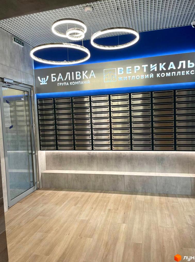 Вхідна група житлового комплексу Вертикаль з поштовими скриньками та освітленням. Новобудова Вертикаль.