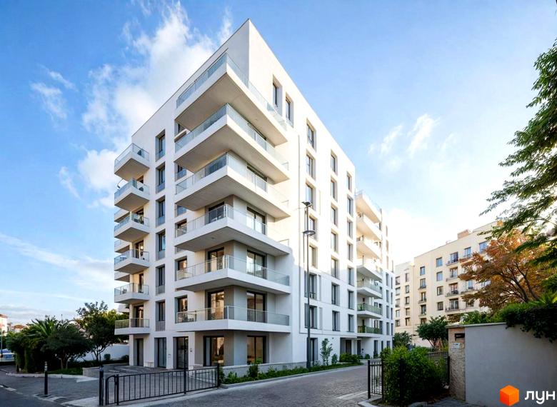 Житловий комплекс SAB Трускавець: білий багатоповерховий будинок з балконами та скляними огорожами, прибудинкова територія з доріжками та зеленню.