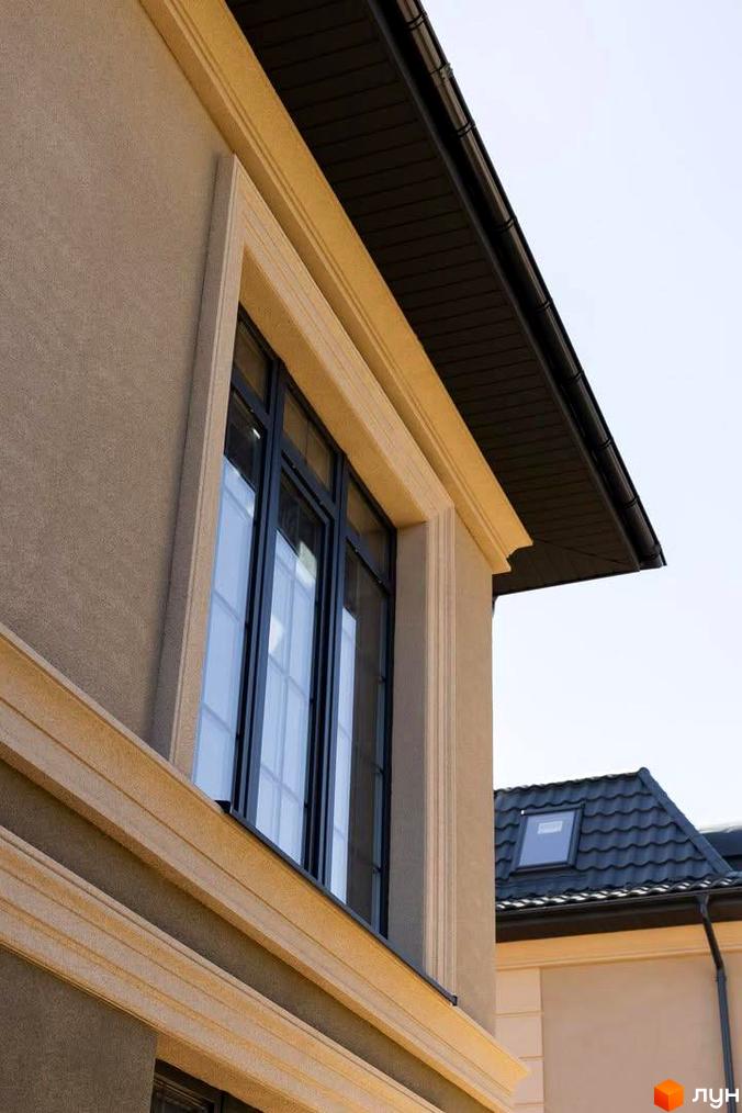 Зовнішній вигляд будинку в Котеджному містечку 5 element. Фасад будівлі з вікнами та дахом.