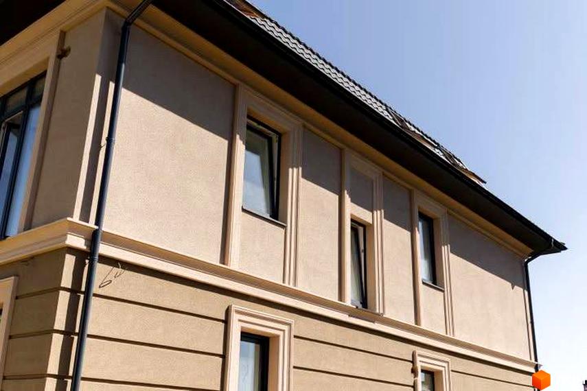 Зображення фасаду будинку в Котеджному містечку 5 element. На фото видно оздоблення стін, вікна та дах будівлі.