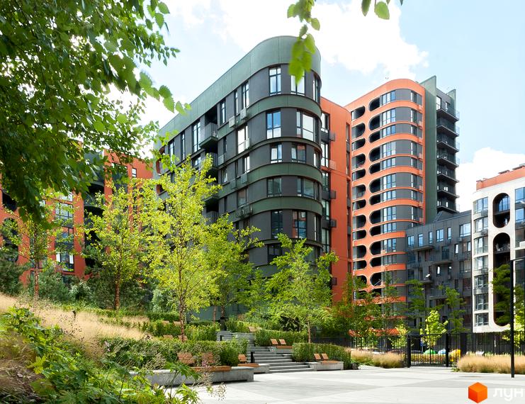 Зображення фасаду та прибудинкової території Житлового комплексу Respublika. На фото видно дерева, лавки та пішохідну зону.