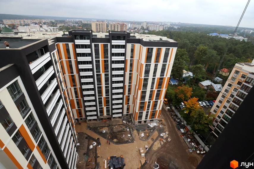 Зображення фасаду та прибудинкової території Житлового комплексу Favorit Premium. Вигляд багатоповерхового будинку ззовні.