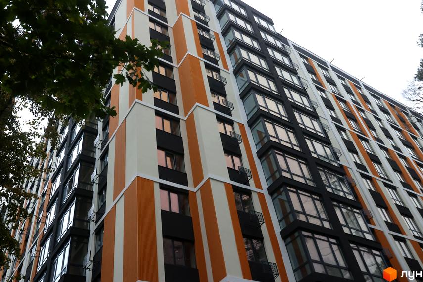 Зображення фасаду багатоповерхового будинку в Житловому комплексі Фаворит Premium. Вигляд з вулиці на будівлю та вікна.