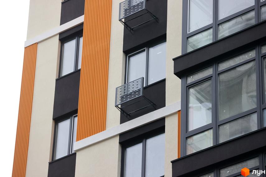 Зовнішній вигляд Житлового комплексу Фаворит Premium з великими вікнами та декоративними елементами на фасаді. Архітектура новобудови.