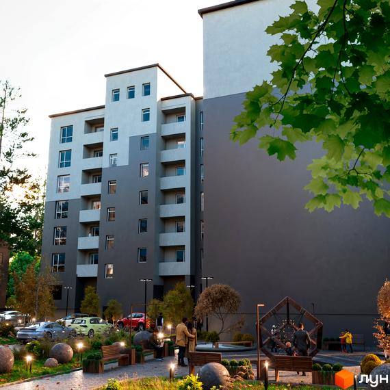 Зображення фасаду Житлового комплексу Family Park та прибудинкової території з ландшафтним дизайном, лавками та освітленням.