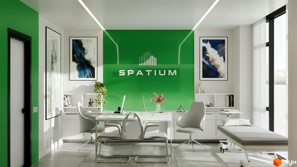 Інтер'єр офісу з логотипом SPATIUM на зеленій стіні. На передньому плані столи, стільці та медичне ліжко.