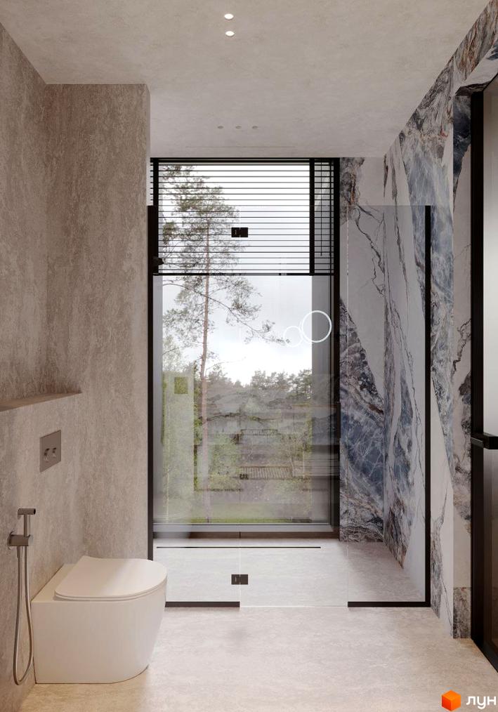 Інтер'єр ванної кімнати в Crystal Hills з великим вікном та видом на природу. Сучасна сантехніка та оздоблення стін під мармур.