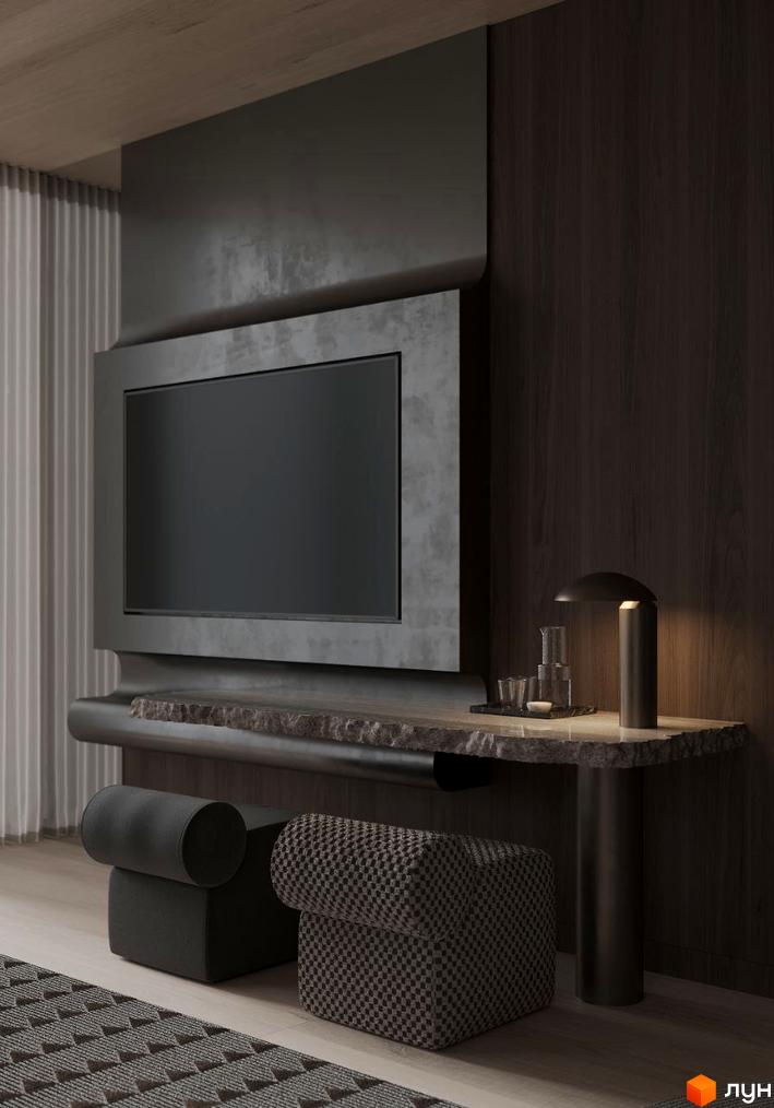 Інтер'єр кімнати з телевізором, тумбою та м'якими пуфами. На тумбі стоїть лампа та скляний посуд.