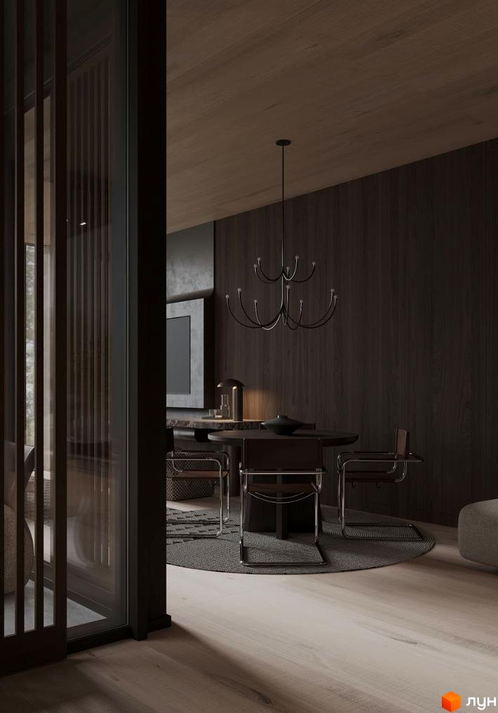 Інтер'єр апартаментів у Crystal Hills з обіднім столом та стільцями під люстрою. На підлозі паркет, на стінах темні дерев'яні панелі.