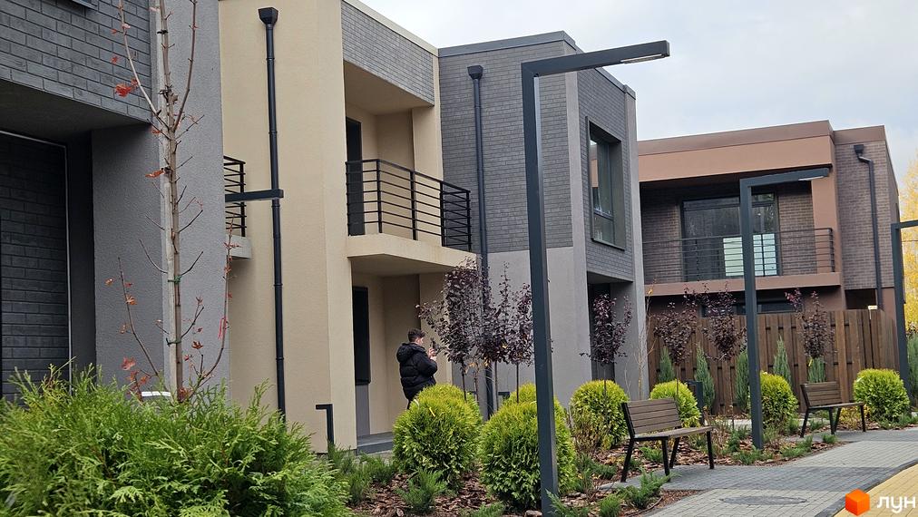 Зображення таунхаусів у Житловому районі Sвій Dім 2. На фото видно фасади будинків та облаштовану прибудинкову територію.