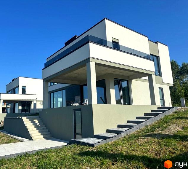 Котеджне містечко Belvedere: двоповерховий будинок з панорамними вікнами та терасою. Перед будинком газон та сходи.