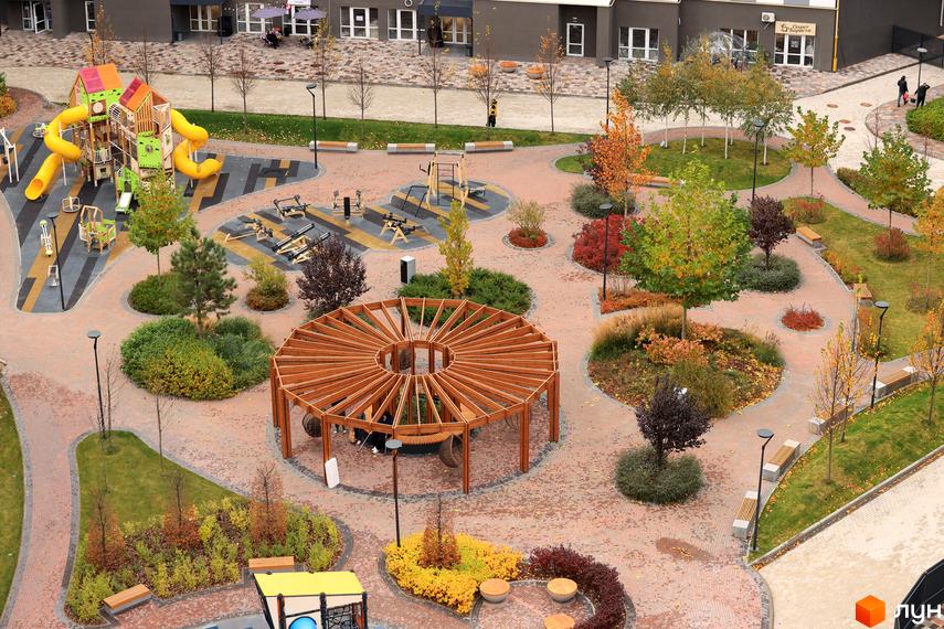 Житловий комплекс Атмосфера з дитячим майданчиком та зоною відпочинку. Зручне розташування, сучасна архітектура, озеленена прибудинкова територія.