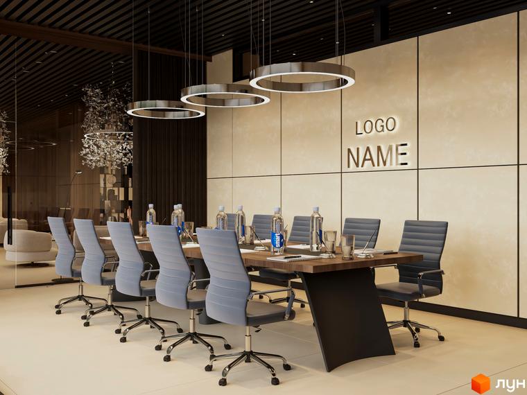 Інтер'єр сучасної конференц-зали з великим столом, зручними кріслами та логотипом компанії на стіні. Ідеальне місце для ділових зустрічей та презентацій.