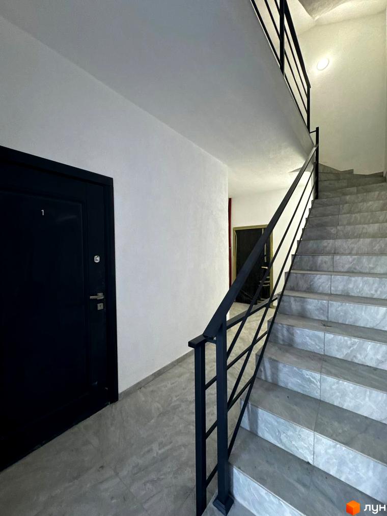 Вхідна група в житловий комплекс Затишок з дверима та сходами. Огляд новобудови.